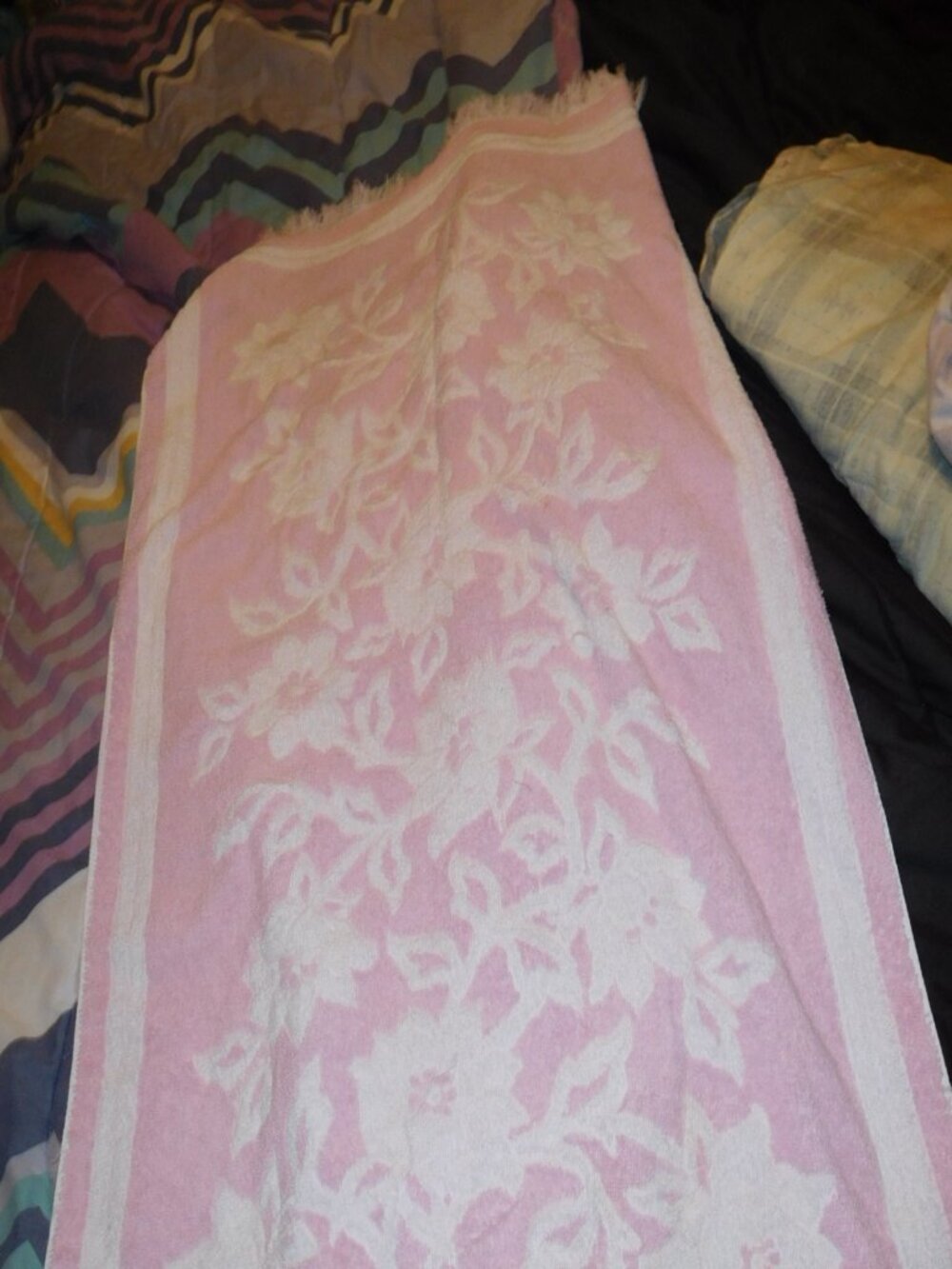 VINTAGE FIELDCREST PINK WHITE SCROLL SCULPTED BATH TOWEL USA MADE MCM